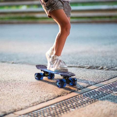Mini Cruiser Skateboard, 56 cm, Plastic Complete Board, Retro Skateboard with ABEC-7 Ball Bearings and LED Light Wheels, Skateboard Kickboard for Children, Beginners, Teenagers